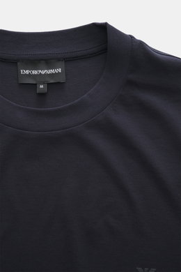 Emporio Armani Rundhals-T-Shirt navy, Nahaufnahme von oben, Jersey aus Lyocell und Baumwolle, weicher Griff, Slim Fit, Logo-Detail auf der Brust.