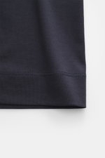 Nahaufnahme des Saums eines Emporio Armani Rundhals-T-Shirt navy aus Jersey, Lyocell und Baumwolle, Slim Fit, weicher Griff, Logo-Detail.