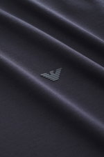Nahaufnahme eines Emporio Armani Rundhals-T-Shirt navy aus Jersey aus Lyocell und Baumwolle, weicher Griff, Slim Fit, Logo-Detail auf der Brust.