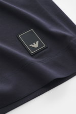 Emporio Armani Rundhals-T-Shirt navy Detailaufnahme von vorne, Jersey aus Lyocell & Baumwolle, weicher Griff, Slim Fit, Logo-Detail auf der Brust.