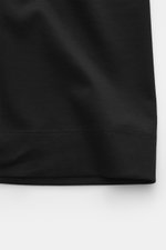 Emporio Armani Rundhals-T-Shirt schwarz, Detailaufnahme des Saums, Jersey aus Lyocell und Baumwolle, weicher Griff, Slim Fit, Logo-Detail auf der Brust.