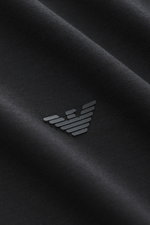 Emporio Armani Rundhals-T-Shirt schwarz im Detail, Nahaufnahme von oben, Jersey aus Lyocell und Baumwolle, weicher Griff, Slim Fit, Logo-Detail auf der Brust.