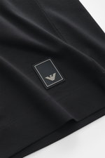 Emporio Armani Rundhals-T-Shirt schwarz, Nahaufnahme von unten, Jersey aus Lyocell und Baumwolle, weicher Griff, Slim Fit, Logo-Detail auf der Brust.