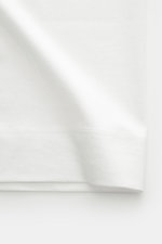 Emporio Armani Rundhals-T-Shirt offwhite, Detailansicht von unten, Jersey aus Lyocell und Baumwolle, weicher Griff, Slim Fit, Logo-Detail auf der Brust