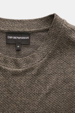 Emporio Armani Rundhals-T-Shirt graubraun meliert, Nahaufnahme von Kragen und Label, Jersey aus Baumwolle, Regular Fit, Logo-Stitching