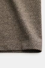 Emporio Armani Rundhals-T-Shirt graubraun meliert aus Baumwolle und Microfaser, Nahaufnahme der leicht griffigen Struktur, Detailansicht Saum, Regular Fit.