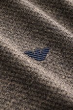 Emporio Armani Rundhals-T-Shirt graubraun meliert in Nahaufnahme von schräg oben, Jersey aus Baumwolle/Microfaser mit leicht griffiger Struktur und Logo-Stitching.