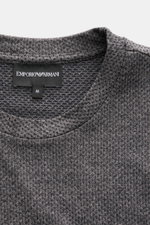 Emporio Armani Rundhals-T-Shirt dunkelgrau meliert in Nahaufnahme von oben, puristische Eleganz, Baumwoll-Jersey, Regular Fit, Logo-Stitching.
