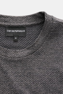 Emporio Armani Rundhals-T-Shirt dunkelgrau meliert in Nahaufnahme von oben, puristische Eleganz, Baumwoll-Jersey, Regular Fit, Logo-Stitching.