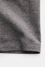 Emporio Armani Rundhals-T-Shirt dunkelgrau meliert, Detailaufnahme der leicht griffigen Jersey-Struktur aus Baumwolle und Microfaser, Regular Fit.