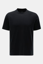 Frontale Nahaufnahme des Officine Générale Rundhals-T-Shirts 'Cneck Tee' schwarz, Slim Fit, aus weichem Bio-Baumwoll-Jersey mit Rundhalsausschnitt.