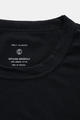 Officine Générale Rundhals-T-Shirt 'Cneck Tee' schwarz, Nahaufnahme von Rundhalsausschnitt innen, Bio-Baumwolle, Slim Fit, sehr weicher Griff.