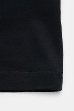 Nahaufnahme des schwarzen Officine Générale Rundhals-T-Shirts 'Cneck Tee' mit sichtbarer Saumnaht, fotografiert aus frontaler Perspektive, Jersey aus reiner Bio-Baumwolle, sehr weicher Griff, Slim Fit, Rundhalsausschnitt.
