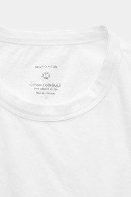 Officine Générale Rundhals-T-Shirt 'Cneck Tee' weiß, Detailansicht vom Jersey aus reiner Bio-Baumwolle mit Rundhalsausschnitt, Slim Fit, weicher Griff.