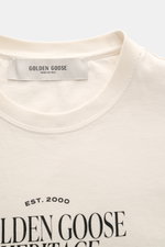 Golden Goose Rundhals-T-Shirt creme aus reiner Baumwolle, schwere Qualität, Regular Fit, Rundhalsausschnitt, Front-Logo, Nahaufnahme Innenkragen.