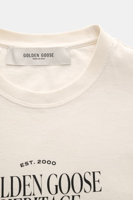 Golden Goose Rundhals-T-Shirt creme aus reiner Baumwolle, schwere Qualität, Regular Fit, Rundhalsausschnitt, Front-Logo, Nahaufnahme Innenkragen.