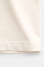 Golden Goose Rundhals-T-Shirt creme, Frontansicht, reines Baumwollshirt mit schwerer Qualität, Regular Fit, Rundhalsausschnitt, Logo-Schriftzug, urbaner Eyecatcher.