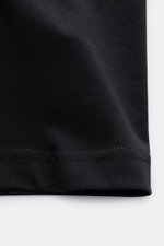 Belstaff Rundhals-T-Shirt schwarz, Detailansicht des weichen Baumwoll-Jersey-Stoffs mit sichtbarer Naht, Slim Fit, Weblabel.