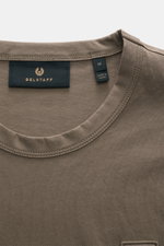 Belstaff Rundhals-T-Shirt taupe, Nahaufnahme von innen am Kragen, Jersey aus reiner Baumwolle, Slim Fit, weicher Griff, Weblabel sichtbar.