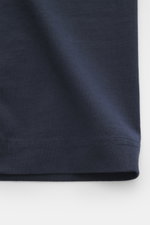 Barbour Rundhals-T-Shirt navy, Nahaufnahme des Saums, reine Baumwolle, weiche Qualität, Regular Fit, Print auf der Brust, rückwärtiges Weblabel.
