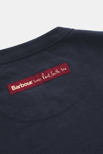 Nahaufnahme des Barbour Rundhals-T-Shirts navy von hinten, reine Baumwolle, weiche Qualität, Regular Fit, rückwärtiges Weblabel der Paul Smith Kooperation.
