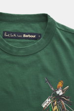 Barbour Rundhals-T-Shirt grün, Nahaufnahme von oben, weiche Baumwolle, Regular Fit, Brust-Print Schlüsselbund, rückwärtiges Weblabel.