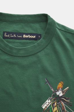 Barbour Rundhals-T-Shirt grün, Nahaufnahme von oben, weiche Baumwolle, Regular Fit, Brust-Print Schlüsselbund, rückwärtiges Weblabel.