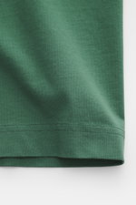 Detailansicht des Saums vom Barbour Rundhals-T-Shirt grün, reine Baumwolle, weiche Qualität, Regular Fit, Print auf der Brust, rückwärtiges Weblabel.