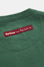 Nahaufnahme des grünen Barbour Rundhals-T-Shirts von hinten oben mit rotem rückwärtigem Weblabel der Paul Smith Kooperation.