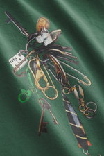 Detailaufnahme des Barbour Rundhals-T-Shirts grün mit Schlüsselbund-Print auf der Brust, aus leichter schräger Perspektive.