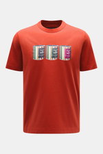 Barbour Rundhals-T-Shirt rostbraun, Frontansicht, Print mit ikonischem Jacken-Wax-Dosen, reine Baumwolle, Regular Fit, weiche Qualität, rückwärtiges Weblabel.