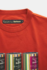 Barbour Rundhals-T-Shirt rostbraun aus reiner Baumwolle, weiche Qualität, Regular Fit, Frontprint mit ikonischem Jacken-Wax, Detailansicht Kragen und rückwärtiges Weblabel.