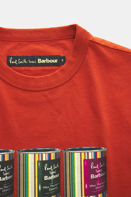 Barbour Rundhals-T-Shirt rostbraun aus reiner Baumwolle, weiche Qualität, Regular Fit, Frontprint mit ikonischem Jacken-Wax, Detailansicht Kragen und rückwärtiges Weblabel.
