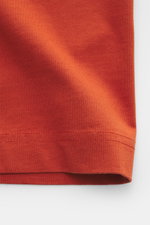 Nahaufnahme des Barbour Rundhals-T-Shirts rostbraun, Detailansicht des weichen Baumwollstoffs und Saums, von schräg oben fotografiert.