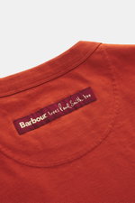 Nahaufnahme des Barbour Rundhals-T-Shirts rostbraun von hinten oben, weiche reine Baumwolle, Regular Fit, Print auf Front, rückwärtiges Weblabel.
