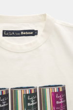 Barbour Rundhals-T-Shirt creme, Nahaufnahme von oben, weiche Baumwolle, Regular Fit, Print mit ikonischem Jacken-Wax, rückwärtiges Weblabel.