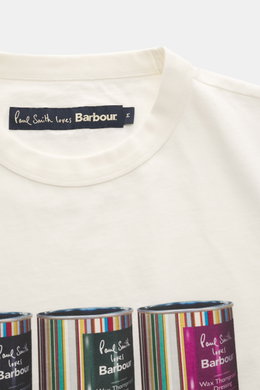 Barbour Rundhals-T-Shirt creme, Nahaufnahme von oben, weiche Baumwolle, Regular Fit, Print mit ikonischem Jacken-Wax, rückwärtiges Weblabel.