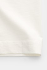 Vorderansicht des Barbour Rundhals-T-Shirts creme mit ikonischem Jacken-Wax Print, Regular Fit aus reiner Baumwolle, weiche Qualität, rückwärtiges Weblabel.