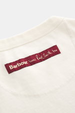 Nahaufnahme des rückwärtigen Weblabels am Barbour Rundhals-T-Shirt creme aus reiner Baumwolle, weiche Qualität, Regular Fit, Print auf der Front.