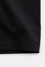 Close-up of the black fabric and hem of the Maison Kitsuné Crew Neck T-Shirt 'Fox Head' black, showing fine cotton jersey texture.

<p>Sporty essential from MAISON KITSUNÉ: With the typical fox patch on the chest, this shirt will be a favorite piece in yo