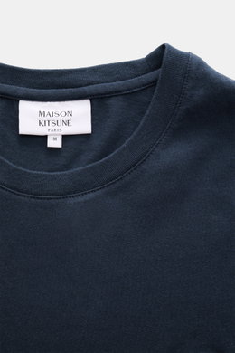 Close-up front view of the navy Maison Kitsuné Crew Neck T-Shirt 'Fox Head' showing the crew neckline and brand label.

<p>Sporty essential from MAISON KITSUNÉ: With the typical fox patch on the chest, this shirt will be a favorite piece in your casual wa