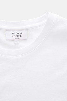 Close-up front view of Maison Kitsuné Crew Neck T-Shirt 'Fox Head' white, showing the crew neckline and label.

Description:  
<p>Sporty essential from MAISON KITSUNÉ: With the typical fox patch on the chest, this shirt will be a favorite piece in your ca