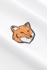 Close-up front view of Maison Kitsuné Crew Neck T-Shirt 'Fox Head' white showing the embroidered fox patch on soft pure cotton jersey fabric.

Description:  
<p>Sporty essential from MAISON KITSUNÉ: With the typical fox patch on the chest, this shirt will