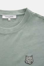 Maison Kitsuné Rundhals-T-Shirt 'Fox Head Faded' salbei, Nahaufnahme von oben, reine Baumwolle, leicht griffige Haptik, Regular Fit, boxy Schnitt, Rundhalsausschnitt, tonales Logo Patch.
