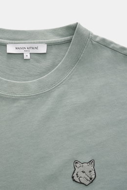 Maison Kitsuné Rundhals-T-Shirt 'Fox Head Faded' salbei, Nahaufnahme von oben, reine Baumwolle, leicht griffige Haptik, Regular Fit, boxy Schnitt, Rundhalsausschnitt, tonales Logo Patch.