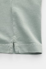 Maison Kitsuné Rundhals-T-Shirt 'Fox Head Faded' salbei, Detailaufnahme Saum mit Tonalem Logo Patch, reine Baumwolle, Regular Fit, boxy Schnitt, Rundhalsausschnitt, leicht griffige Haptik, frontale Perspektive.