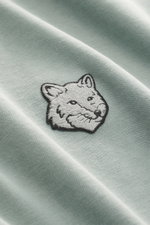 Maison Kitsuné Rundhals-T-Shirt 'Fox Head Faded' salbei, Nahaufnahme von tonalem Logo Patch, reine Baumwolle, leicht griffige Haptik, Regular Fit, boxy Schnitt, Rundhalsausschnitt.