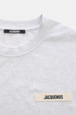 Close-up front view of Jacquemus Crew Neck T-Shirt light grey melange showing the neckline and chest area with grosgrain logo stitching, made of pure cotton, soft touch, and slim fit.
