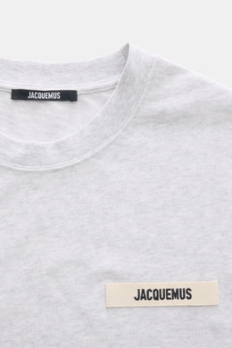 Close-up front view of Jacquemus Crew Neck T-Shirt light grey melange showing the neckline and chest area with grosgrain logo stitching, made of pure cotton, soft touch, and slim fit.