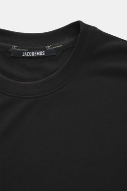Close-up front top view of the Jacquemus Crew neck T-Shirt 'Rond Carre' black, showing regular fit, mix of paper and microfiber, matte look, logo stitching on side seam, short hem slits, reinforced sleeve cuffs, and loop with logo detail on back.